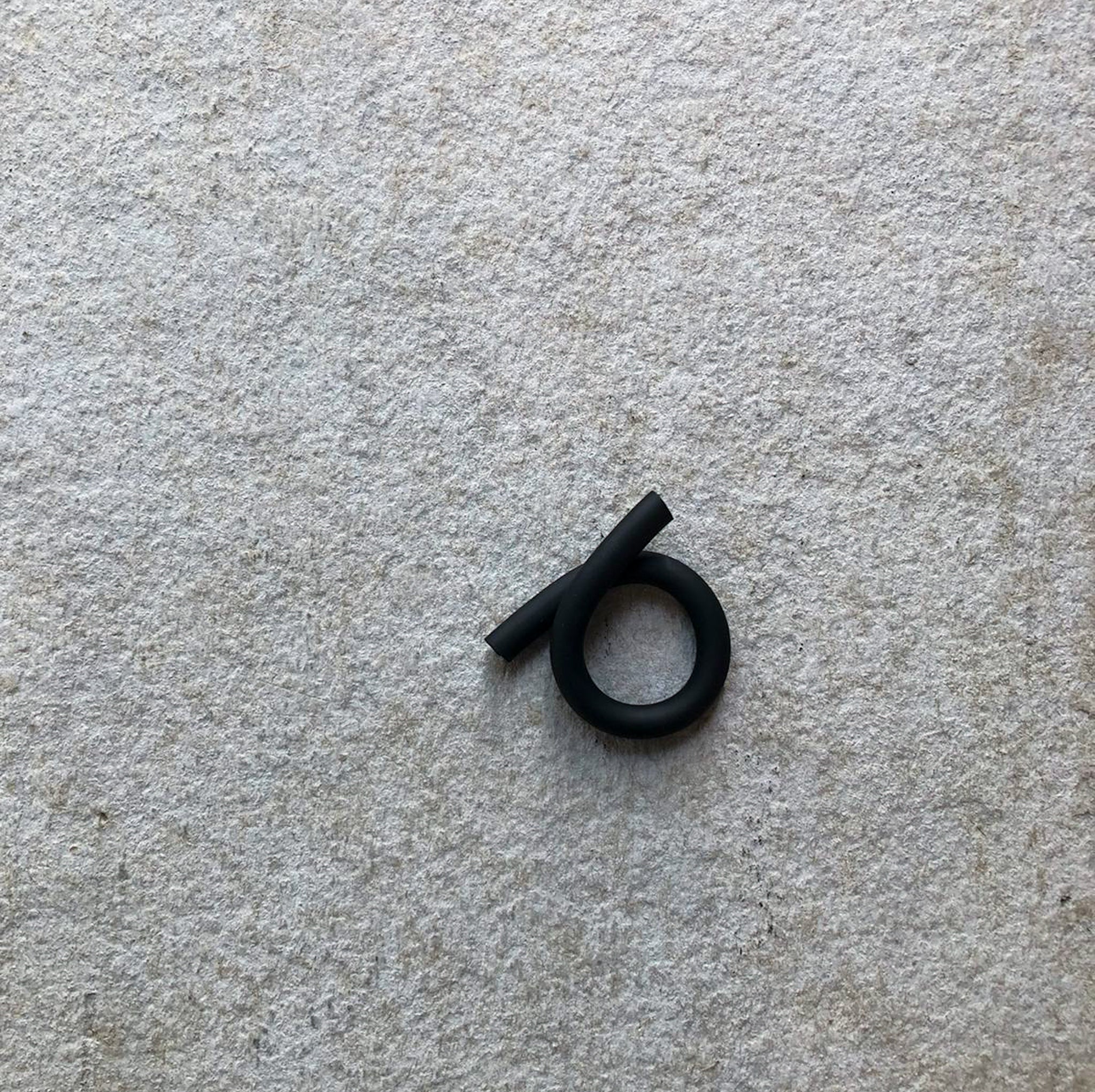 RUBBER TWISTED RING